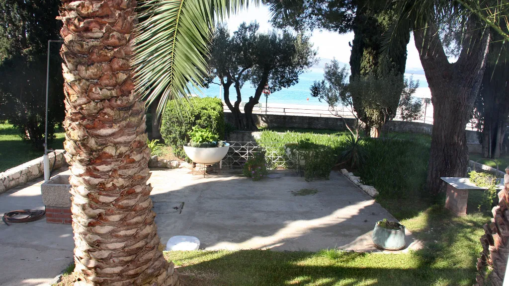Holiday House for 10 Guests in Okrug Gornji