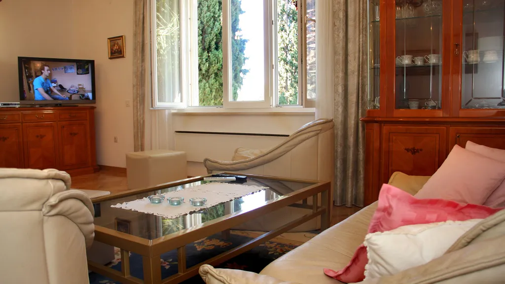 Holiday House for 10 Guests in Okrug Gornji