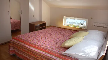 Holiday House for 10 Guests in Okrug Gornji