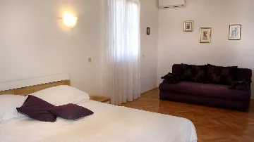 Holiday House for 10 Guests in Okrug Gornji