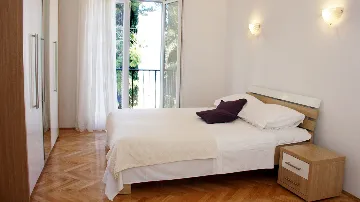 Holiday House for 10 Guests in Okrug Gornji