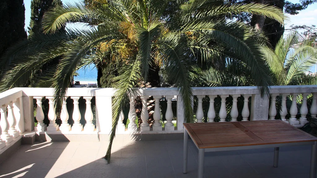 Holiday House for 10 Guests in Okrug Gornji