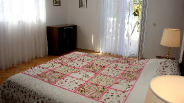 Holiday House for 10 Guests in Okrug Gornji