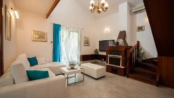 Four-Bedroom Villa with Pool in Okrug Gornji