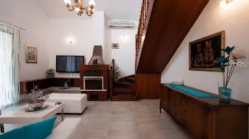 Four-Bedroom Villa with Pool in Okrug Gornji