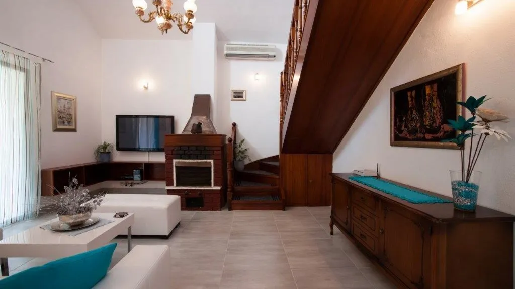 Four-Bedroom Villa with Pool in Okrug Gornji