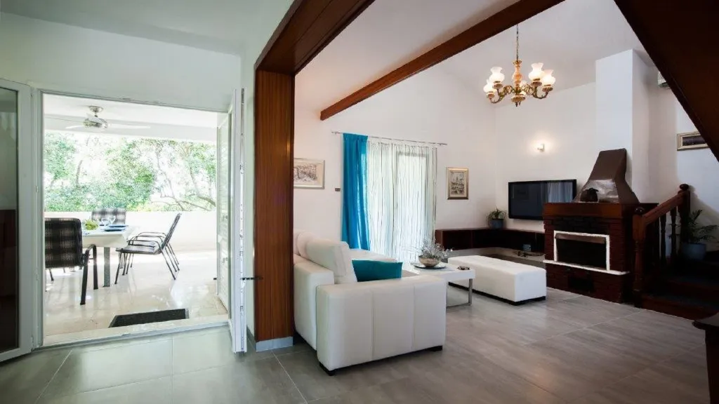 Four-Bedroom Villa with Pool in Okrug Gornji