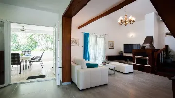 Four-Bedroom Villa with Pool in Okrug Gornji