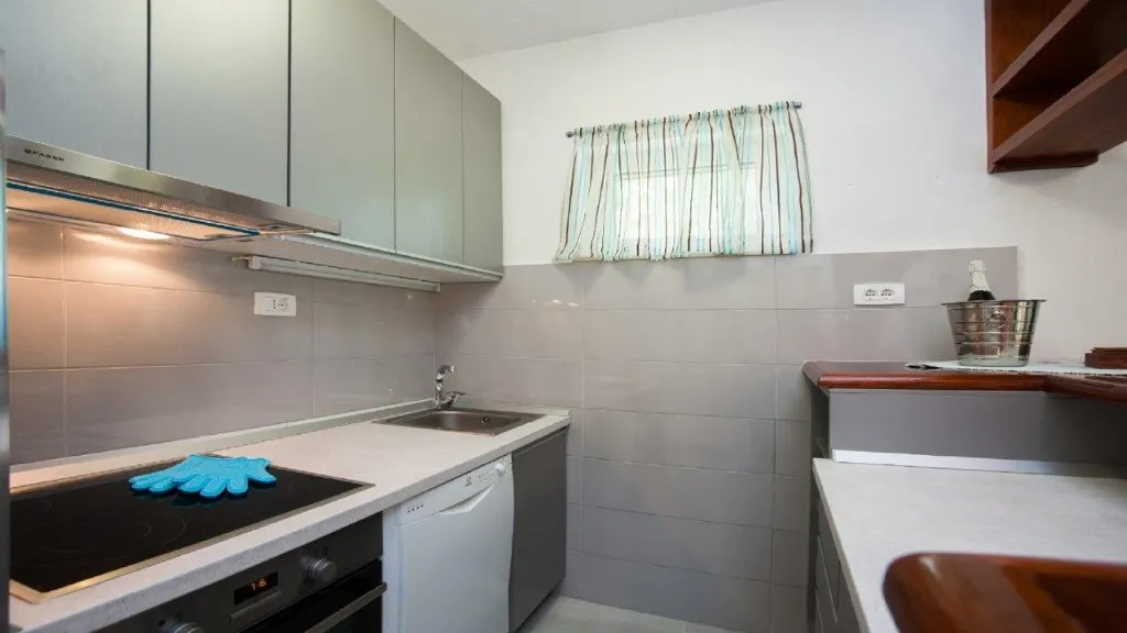 Four-Bedroom Villa with Pool in Okrug Gornji