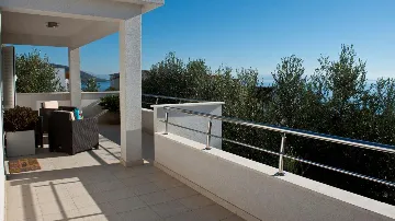 Four-Bedroom Villa with Pool in Okrug Gornji