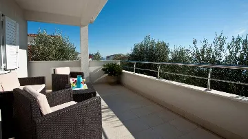 Four-Bedroom Villa with Pool in Okrug Gornji