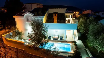 Four-Bedroom Villa with Pool in Okrug Gornji