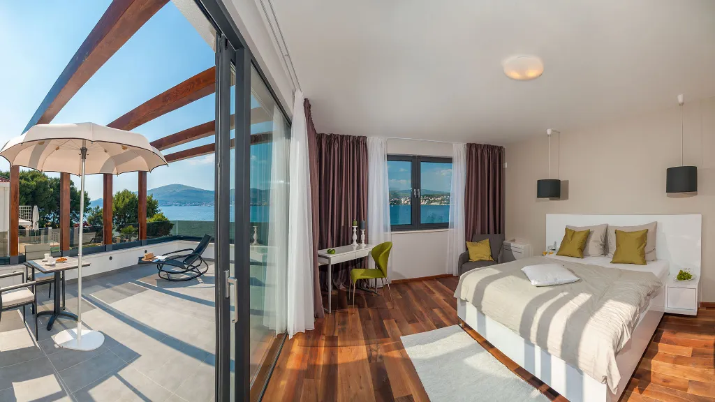 Villa in Okrug Gornji for 11 Guests