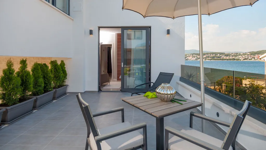 Villa in Okrug Gornji for 11 Guests