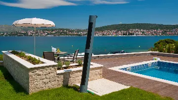 Villa in Okrug Gornji for 11 Guests