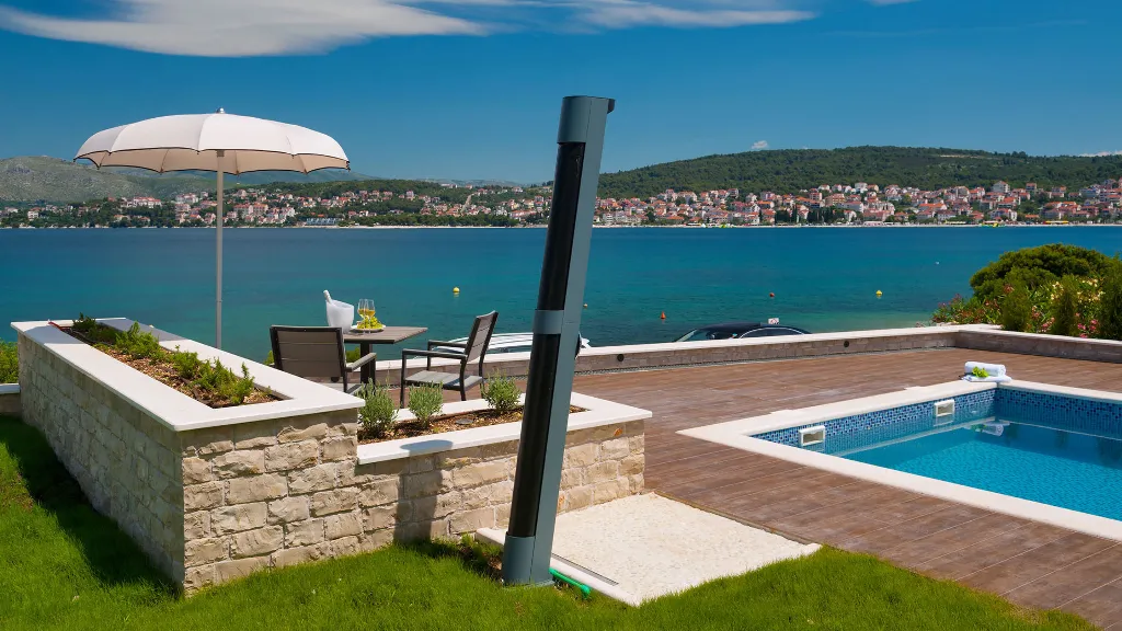 Villa in Okrug Gornji for 11 Guests
