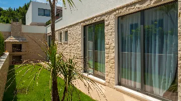 Villa in Okrug Gornji for 11 Guests