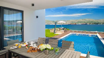 Villa in Okrug Gornji for 11 Guests