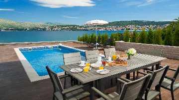 Villa in Okrug Gornji for 11 Guests