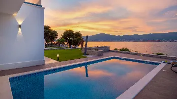 Villa in Okrug Gornji for 11 Guests