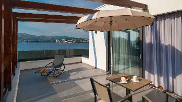 Villa in Okrug Gornji for 11 Guests