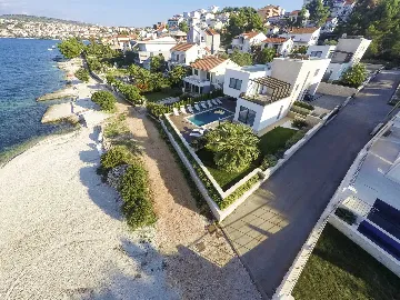 Villa in Okrug Gornji for 11 Guests