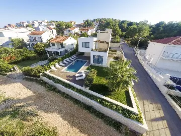 Villa in Okrug Gornji for 11 Guests