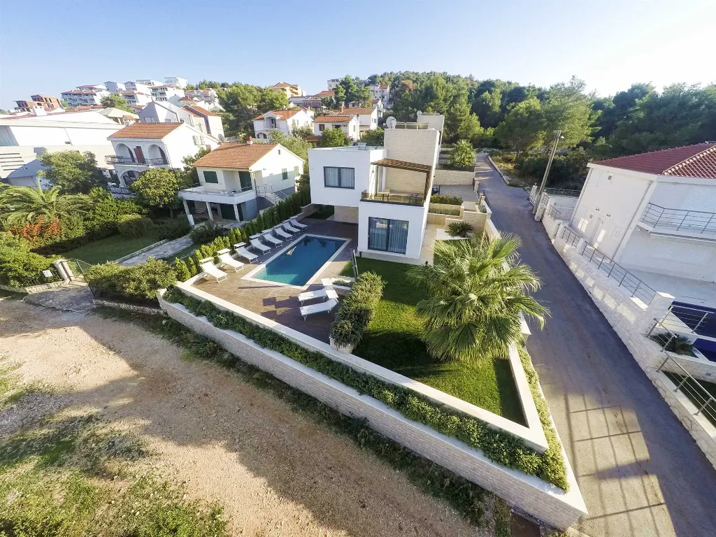 Villa in Okrug Gornji for 11 Guests