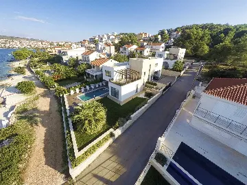 Villa in Okrug Gornji for 11 Guests
