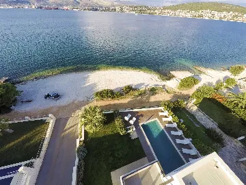 Villa in Okrug Gornji for 11 Guests