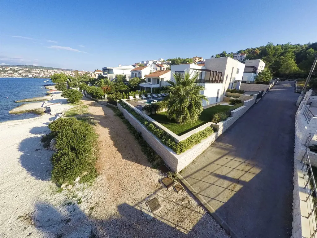 Villa in Okrug Gornji for 11 Guests