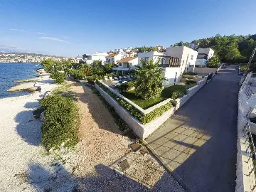 Villa in Okrug Gornji for 11 Guests