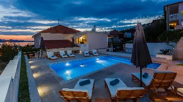 Studio for 3 Guests with Shared Pool in Trogir