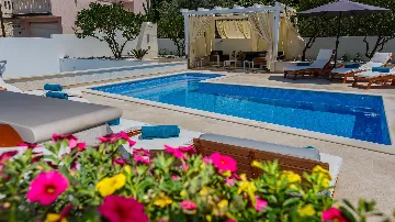 Studio for 3 Guests with Shared Pool in Trogir