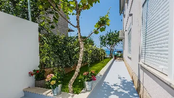Studio for 3 Guests with Shared Pool in Trogir