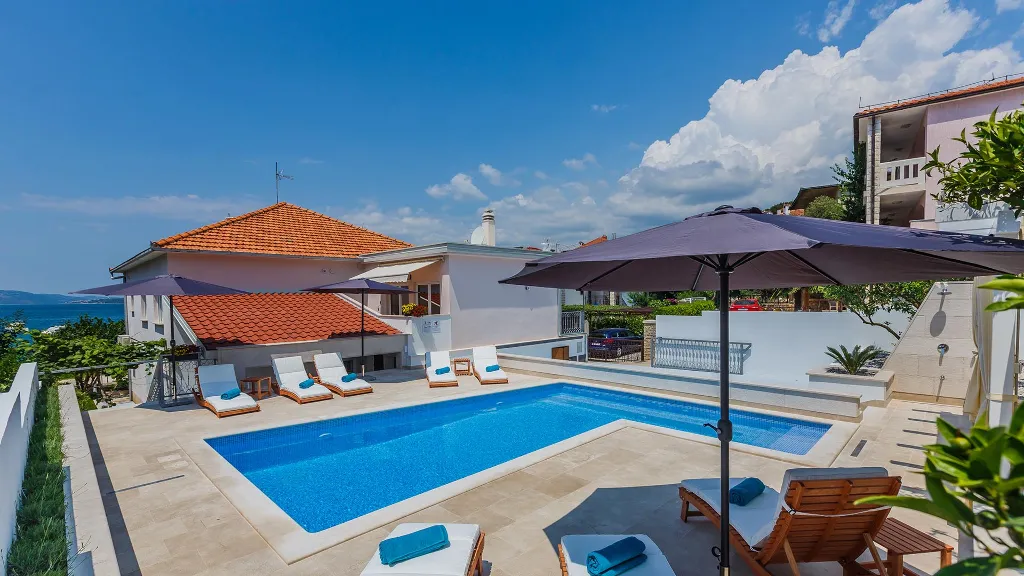 Studio for 3 Guests with Shared Pool in Trogir