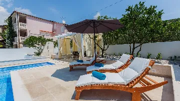 Studio for 3 Guests with Shared Pool in Trogir