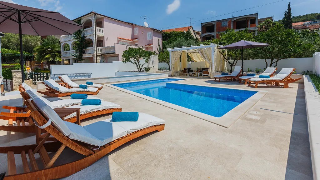 Studio for 3 Guests with Shared Pool in Trogir