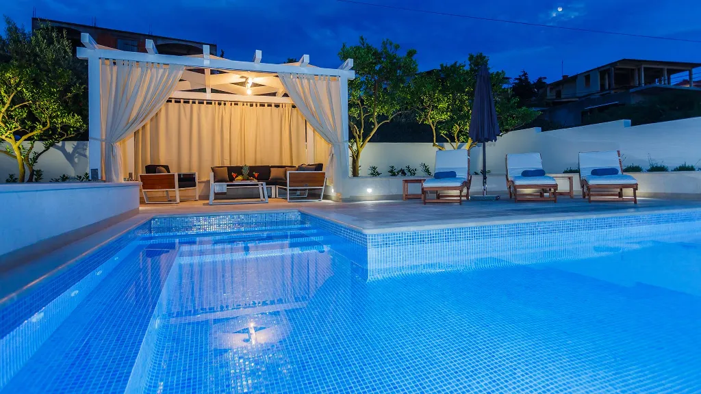 Studio for 3 Guests with Shared Pool in Trogir