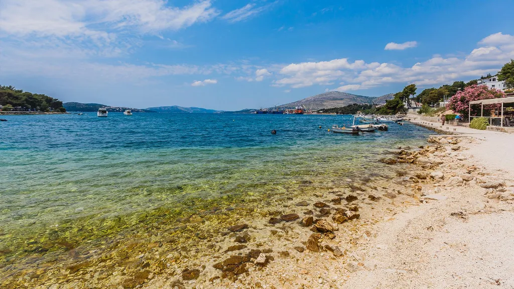 Studio for 3 Guests with Shared Pool in Trogir