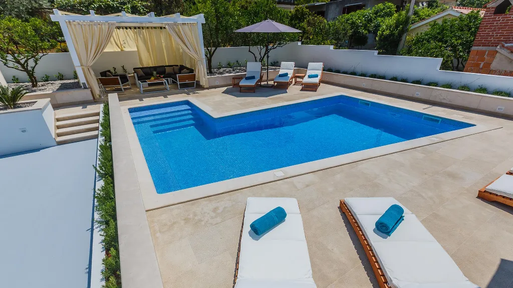 Studio for 3 Guests with Shared Pool in Trogir