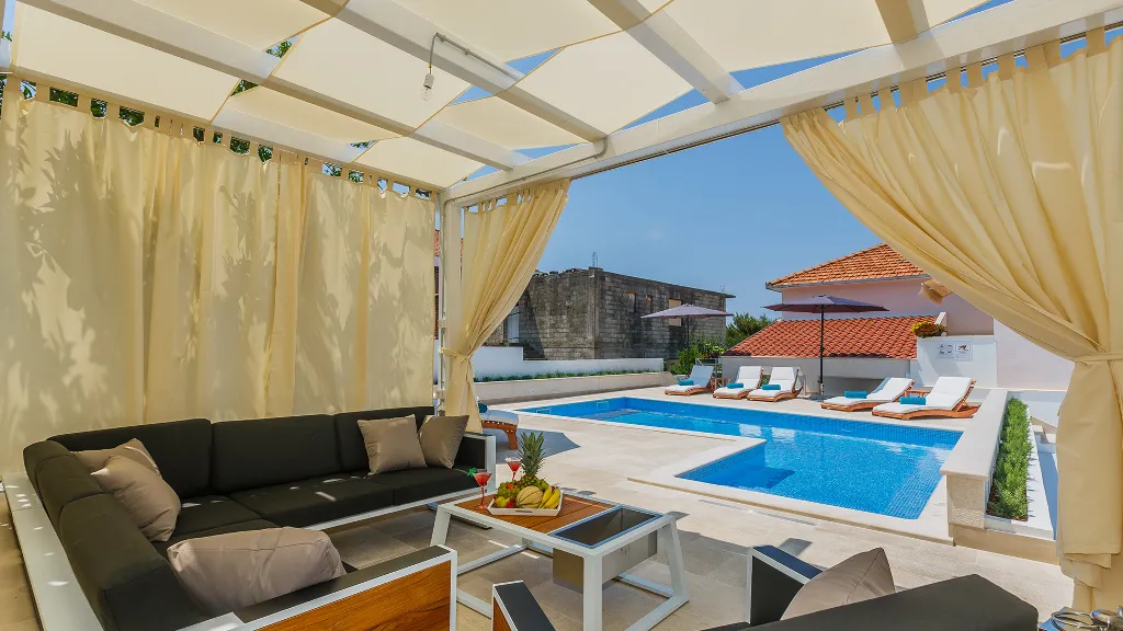 Studio for 3 Guests with Shared Pool in Trogir