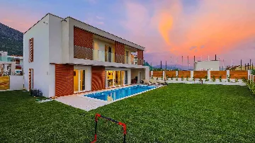 4-Bedroom Villa with Heated Pool in Kaštel Gomilica