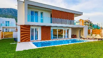 4-Bedroom Villa with Heated Pool in Kaštel Gomilica