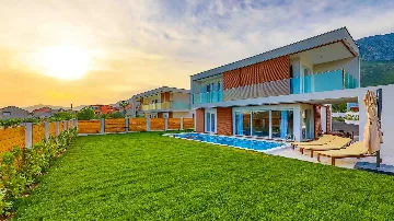 4-Bedroom Villa with Heated Pool in Kaštel Gomilica