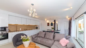 4-Bedroom Villa with Heated Pool in Kaštel Gomilica