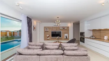 4-Bedroom Villa with Heated Pool in Kaštel Gomilica