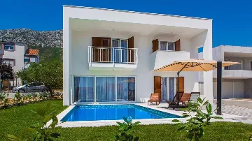 4-Bedroom Villa with Heated Pool in Kaštel Gomilica