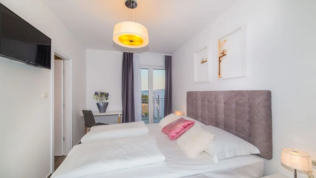 4-Bedroom Villa with Heated Pool in Kaštel Gomilica