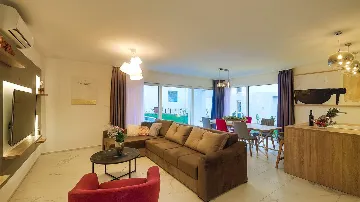 4-Bedroom Villa with Heated Pool in Kaštel Gomilica